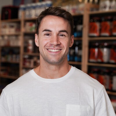 Commerçant souriant
